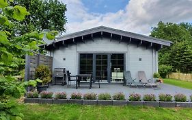 Idyllisches Blockbohlenhaus mit eigenem Garten und Sauna zum Wohlfühlen